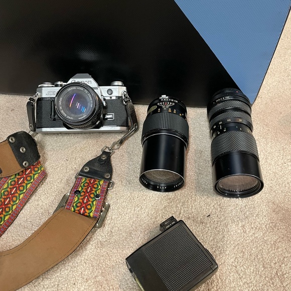 Canon  AE-1 with accessories - Picture 9 of 13